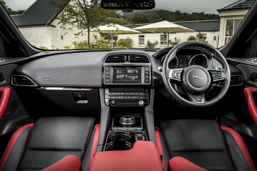 Торпедо Jaguar F-Pace S 30d AWD 2016 года  (UK) (фото 15 из 30)